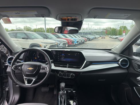 Used 2024 Chevrolet Trax LT w/ Driver Confidence Package FWD image 28