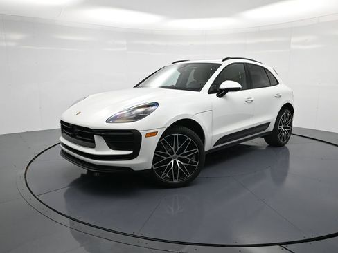 Certified 2026 Porsche Macan AWD/4WD image 28