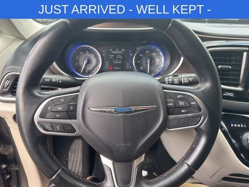 Used 2017 Chrysler Pacifica Touring-L w/ Tire & Wheel Group FWD image 9