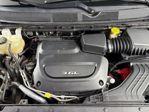 Used 2017 Chrysler Pacifica Touring-L FWD image 9