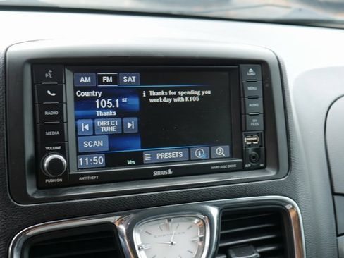 Used 2015 Chrysler Town & Country Touring image 20