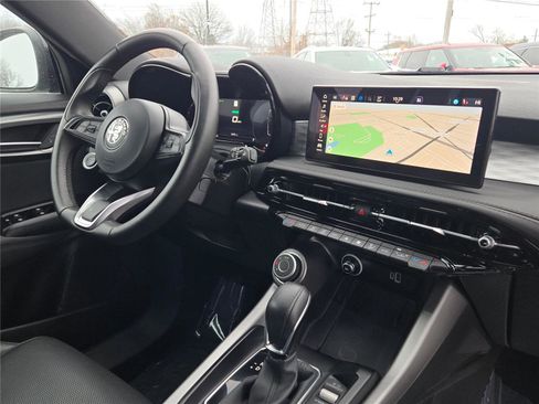 Used 2024 Alfa Romeo Tonale Ti w/ Premium Interior Package image 8