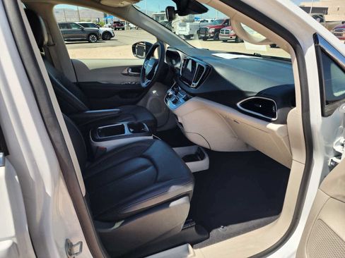 Used 2024 Chrysler Pacifica Touring-L FWD image 11
