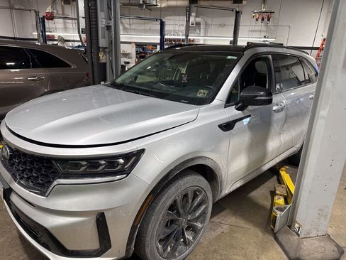 Used 2021 Kia Sorento SX image 2