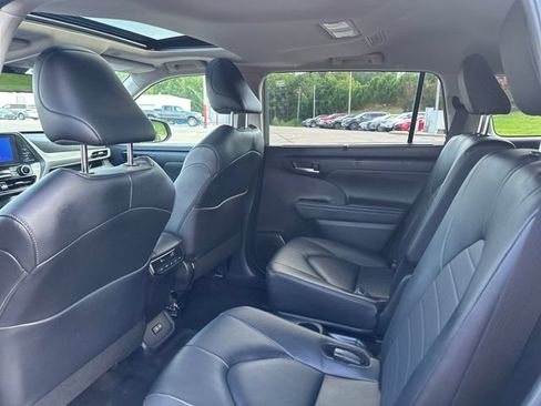 Used 2024 Toyota Highlander XLE FWD image 21