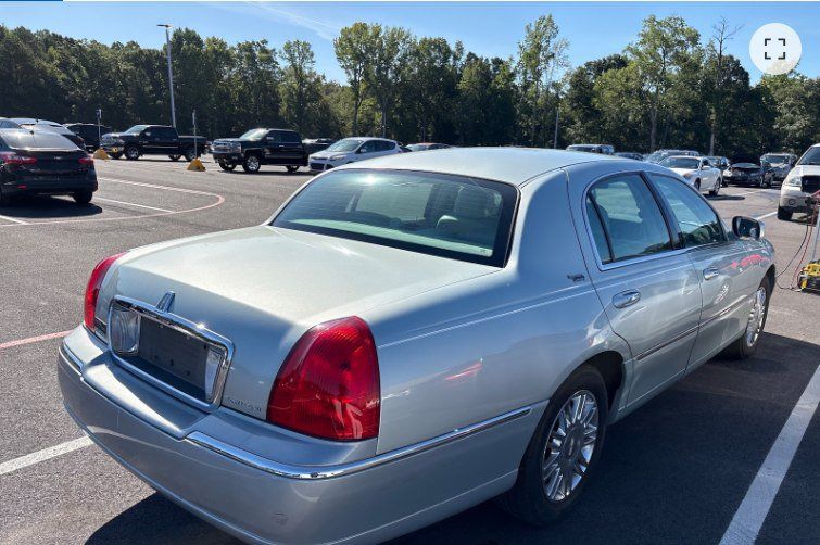 Used 2007 Lincoln Town Car Signature Limited RWD image 5