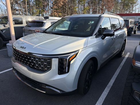 Used 2025 Kia Carnival SX Prestige image 3