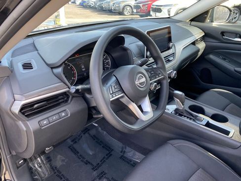 Used 2025 Nissan Altima 2.5 SV image 34