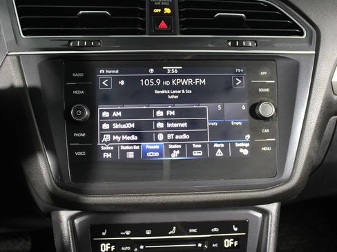 Used 2022 Volkswagen Tiguan SE w/ Panoramic Sunroof Package AWD/4WD image 23