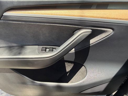 Used 2025 Tesla Model Y Long Range AWD/4WD image 35