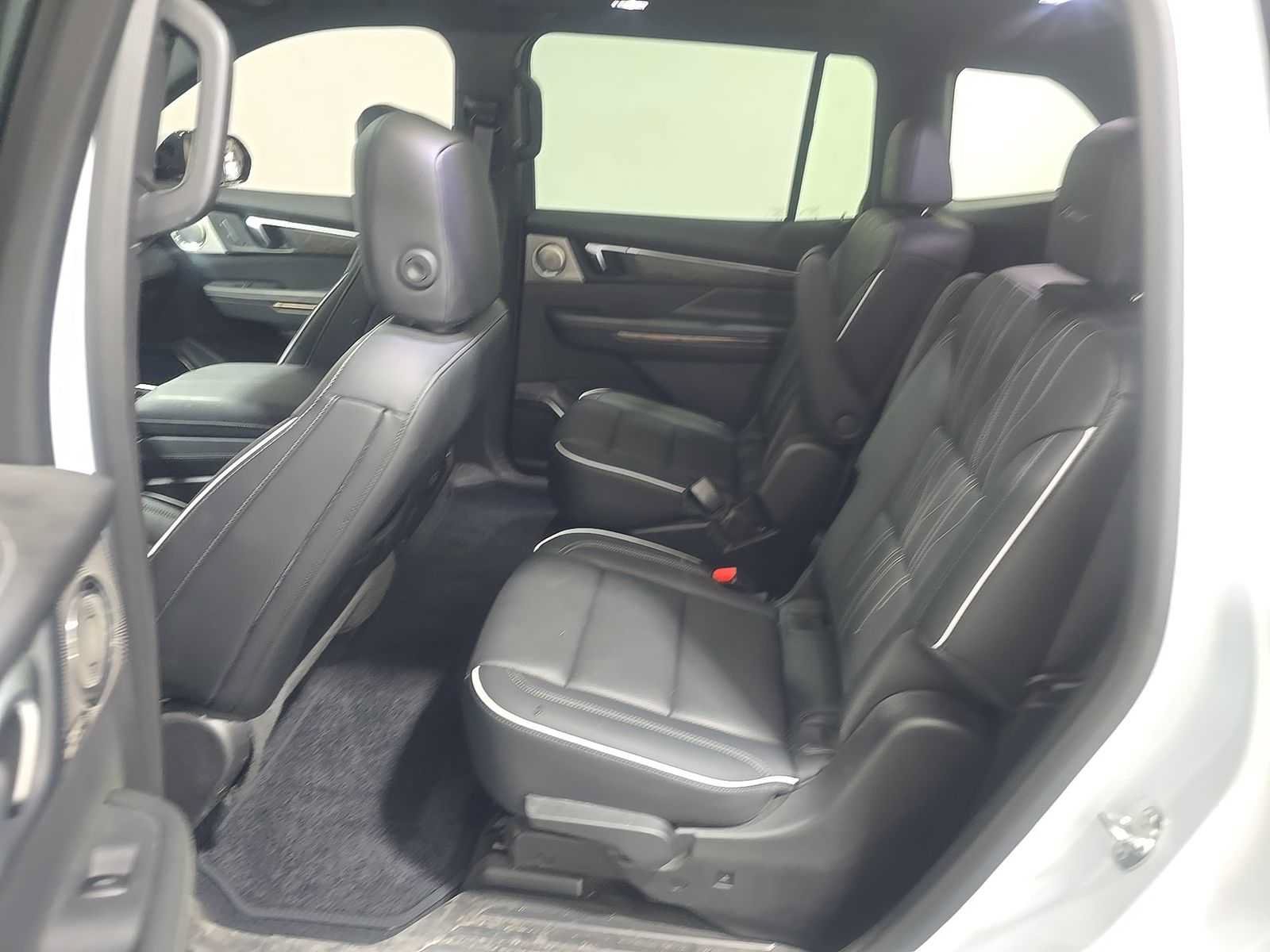 Used 2026 Buick Enclave Avenir w/ LPO, Floor Liner Package AWD/4WD image 8