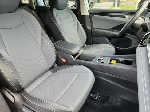Used 2025 Volkswagen Tiguan SE FWD image 14