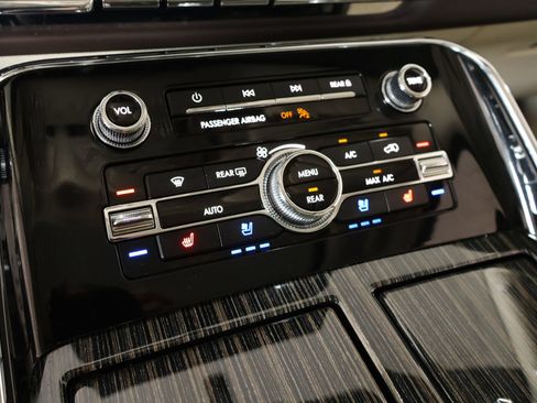 Used 2024 Lincoln Navigator Black Label AWD/4WD image 8