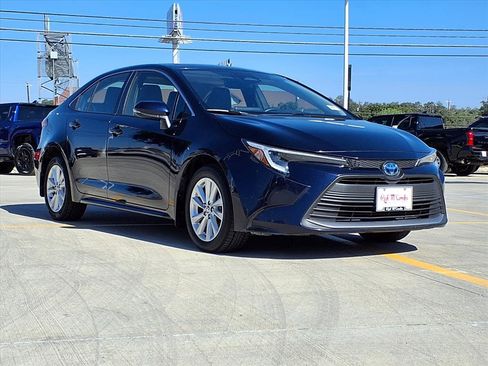 Used 2024 Toyota Corolla XLE image 3