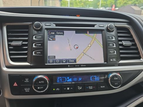 Used 2019 Toyota Highlander XLE AWD/4WD image 23