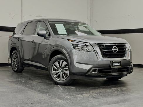 Used 2022 Nissan Pathfinder S FWD image 2