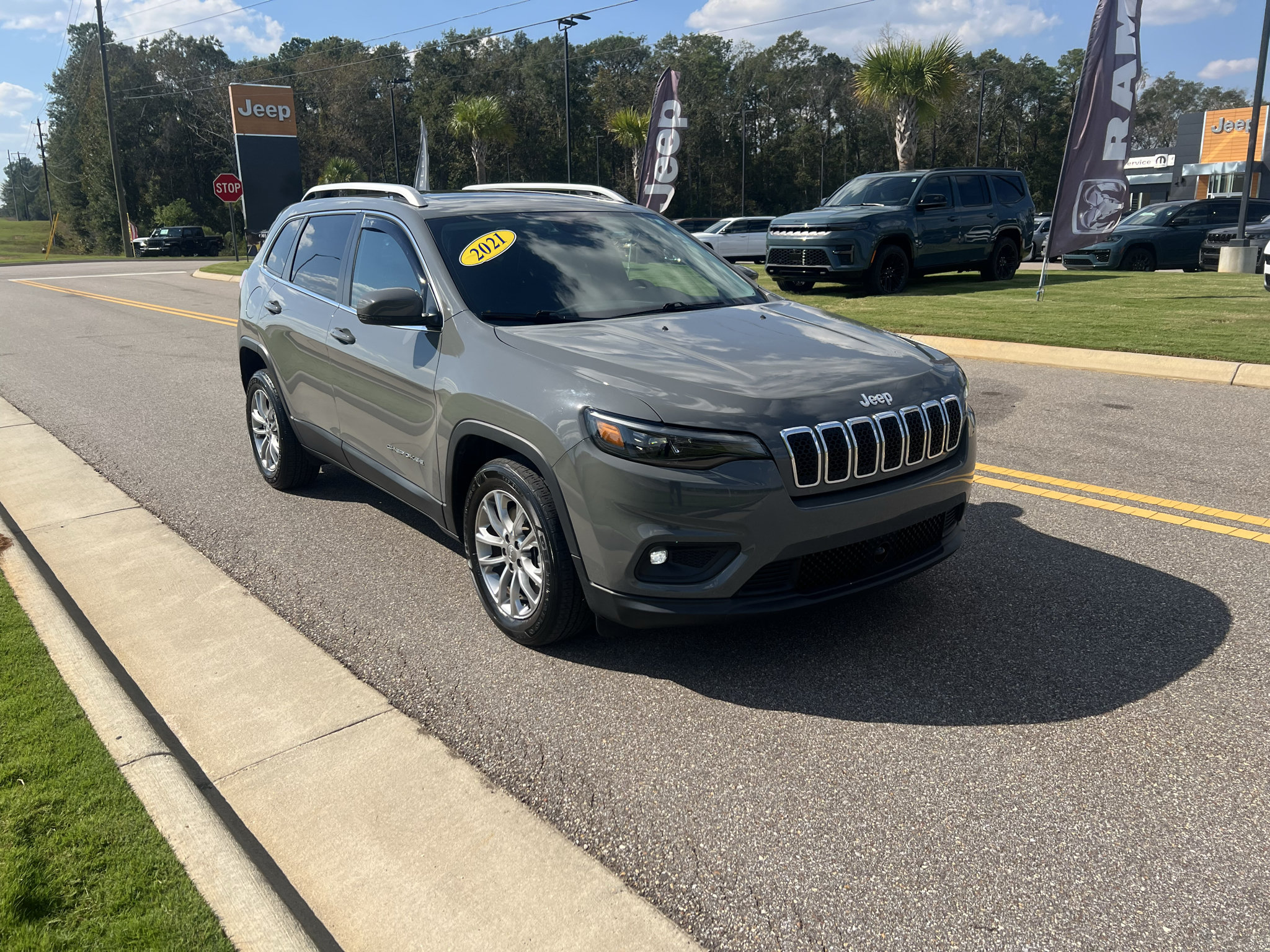 Used 2021 Jeep Cherokee Latitude Lux w/ Sun & Sound Group FWD image 1