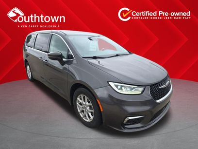 Certified 2023 Chrysler Pacifica Touring-L w/ Uconnect Theater Family Group