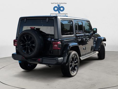 Used 2023 Jeep Wrangler Unlimited Sahara w/ Cold Weather Group AWD/4WD image 9