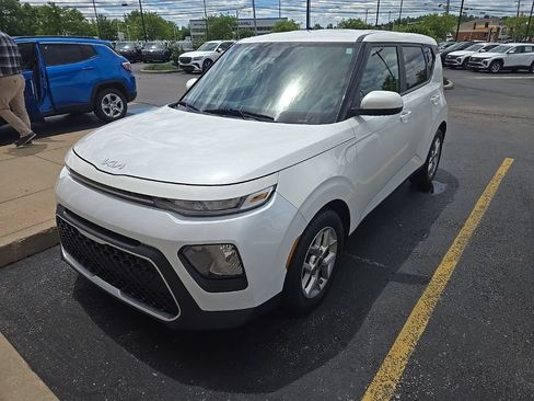 Used 2022 Kia Soul LX w/ Technology Package FWD image 4