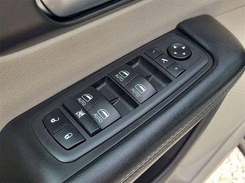 Used 2020 Chrysler Pacifica Limited image 18