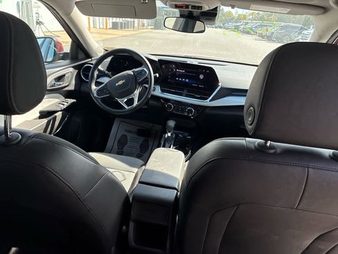 Used 2025 Chevrolet Trax LT w/ LT Convenience Package FWD image 4
