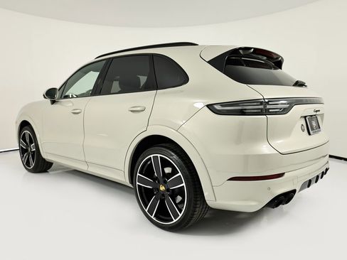 Used 2023 Porsche Cayenne image 3