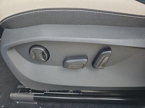 New 2026 Volkswagen Taos SE FWD image 15