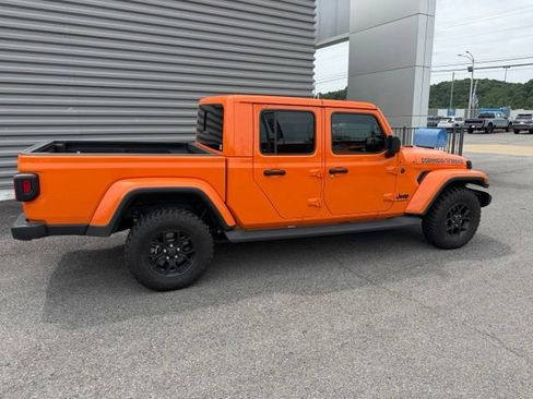 Used 2025 Jeep Gladiator Sport AWD/4WD image 4