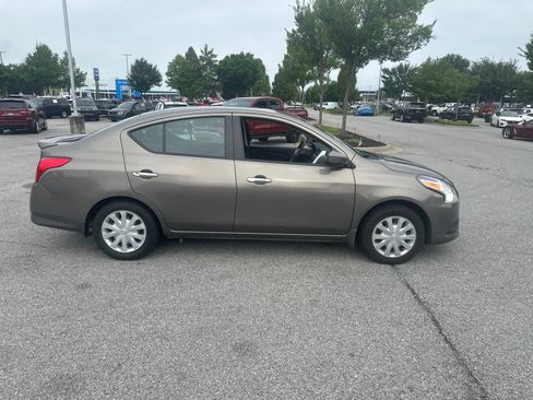 Used 2017 Nissan Versa SV FWD image 4