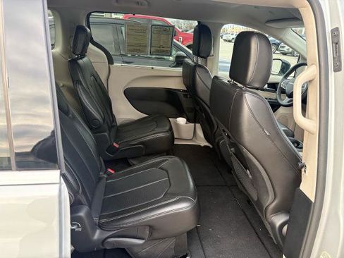 Used 2024 Chrysler Pacifica Touring-L image 30