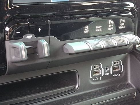 Used 2023 RAM 1500 Big Horn AWD/4WD image 23
