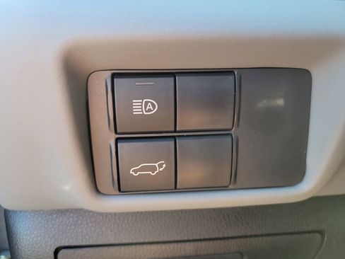 Used 2022 Toyota Highlander LE image 32