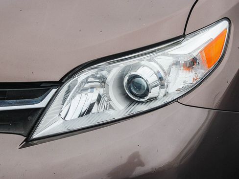 Used 2018 Toyota Sienna LE w/ Carpet Mat Package FWD image 3