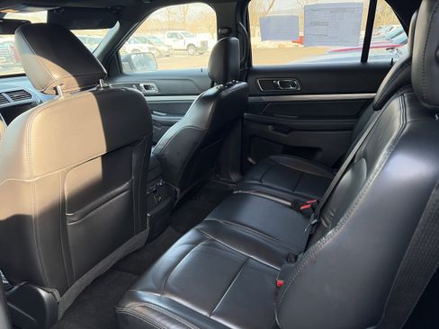 Used 2019 Ford Explorer XLT w/ Equipment Group 202A image 9