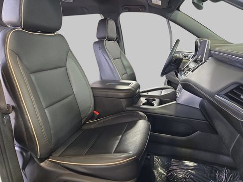 Used 2023 GMC Yukon XL SLT AWD/4WD image 10