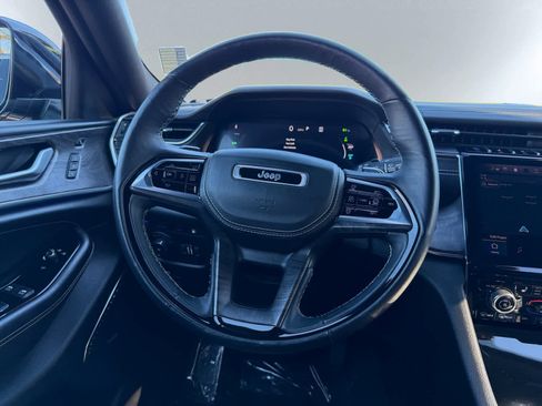 Used 2023 Jeep Grand Cherokee Overland w/ Advanced Protech Group III image 17