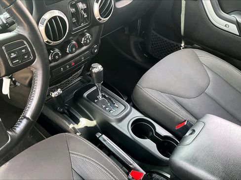Used 2017 Jeep Wrangler Unlimited Sahara w/ Connectivity Group AWD/4WD image 15