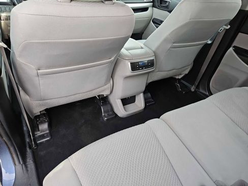 Used 2019 Toyota Highlander LE image 17