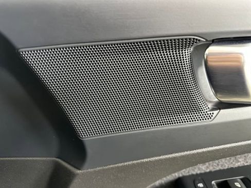 Used 2024 Volvo XC40 B5 Core image 28