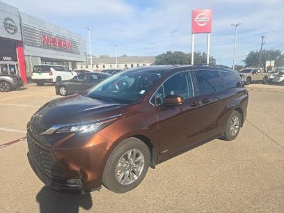 Used 2021 Toyota Sienna LE w/ LE Plus Package