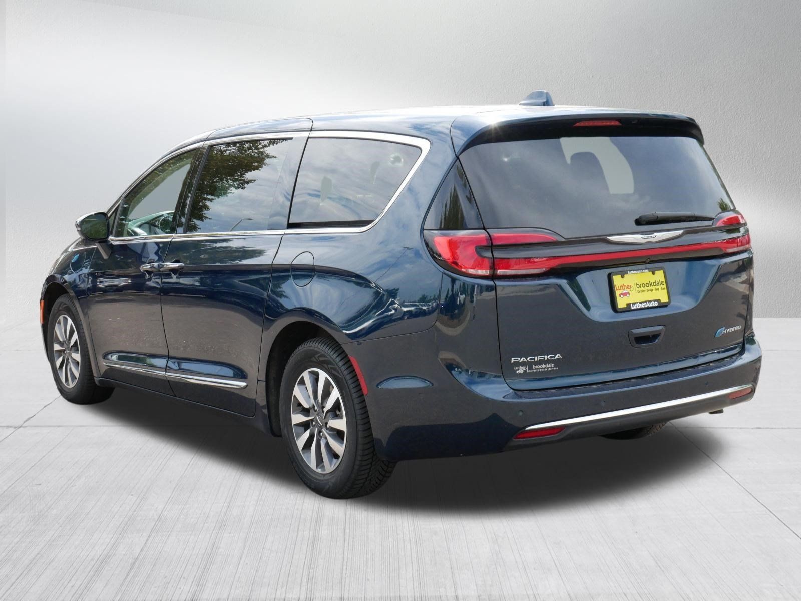 Used 2022 Chrysler Pacifica Limited w/ Uconnect Theater Family Group FWD image 5