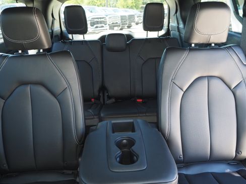 New 2025 Chrysler Pacifica Select w/ Uconnect Theater Family Group image 18