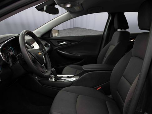 Used 2017 Chevrolet Malibu LT w/ Driver Confidence Package image 2