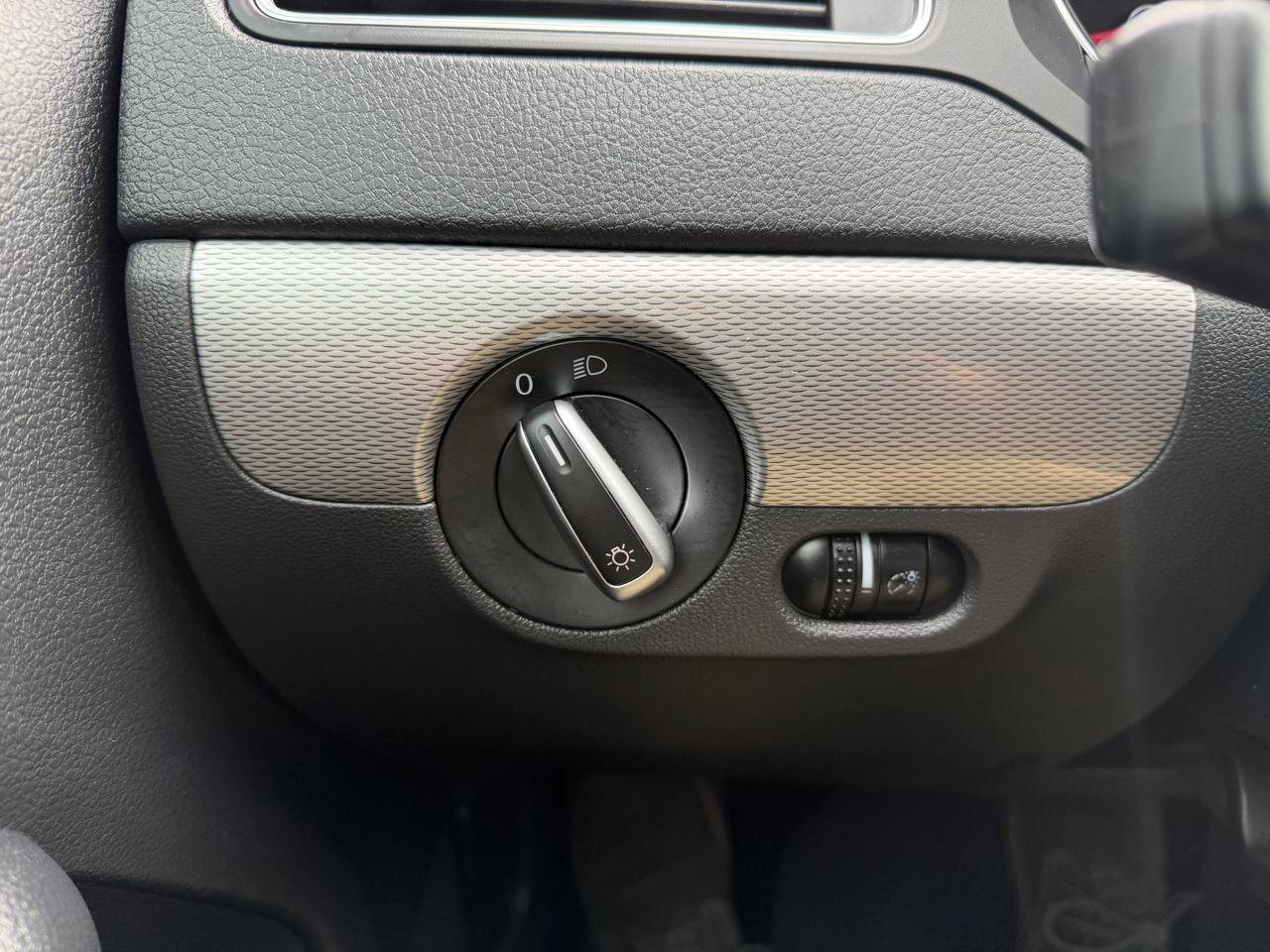 Used 2018 Volkswagen Jetta SE FWD image 30