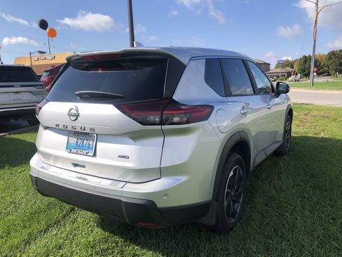 Used 2025 Nissan Rogue SV image 5