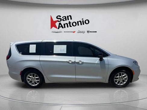 Certified 2024 Chrysler Pacifica Touring-L FWD image 17