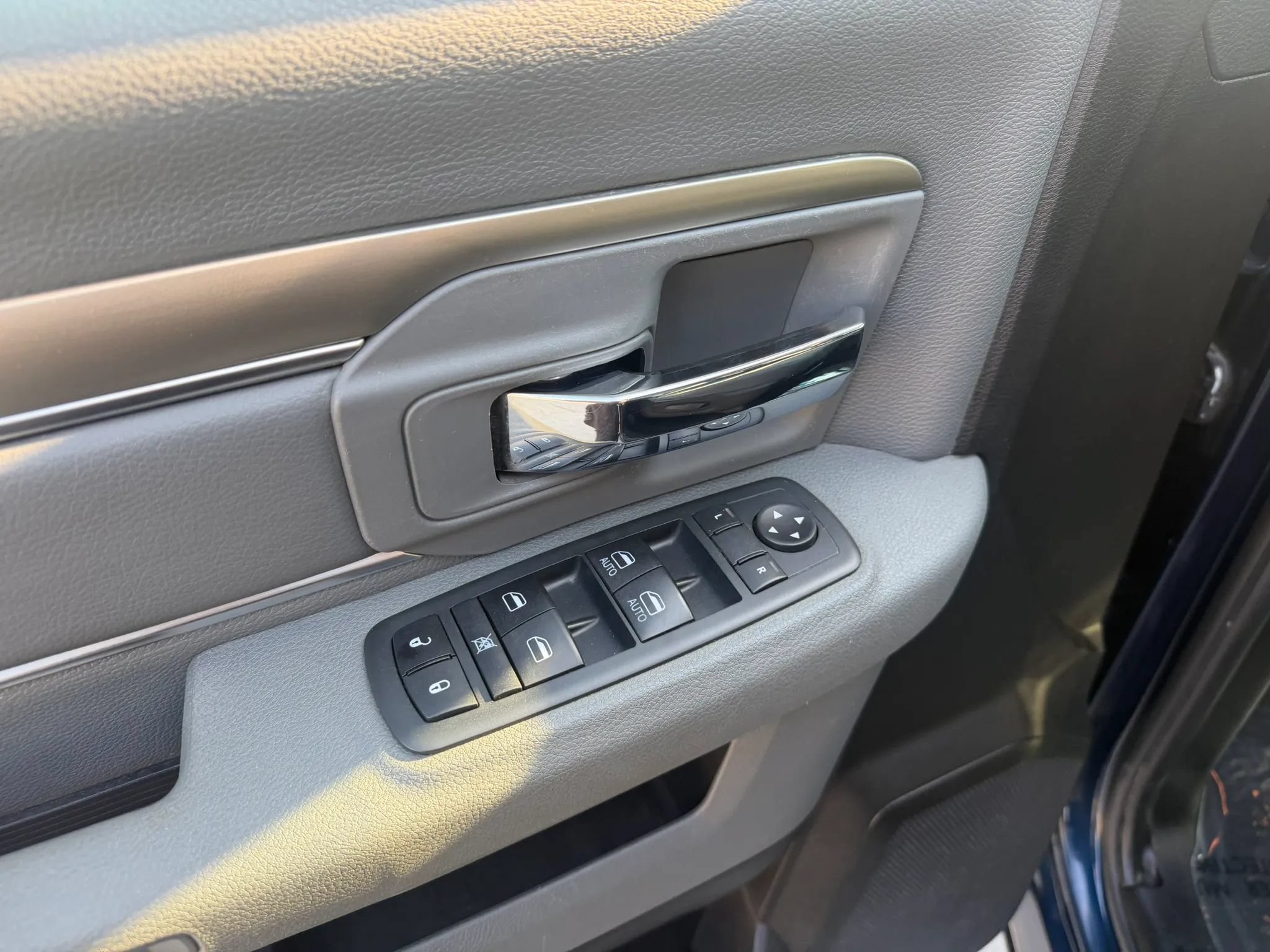 Used 2020 RAM 1500 Classic SLT AWD/4WD image 14