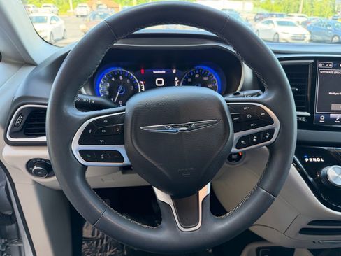 Used 2024 Chrysler Pacifica Touring-L FWD image 26