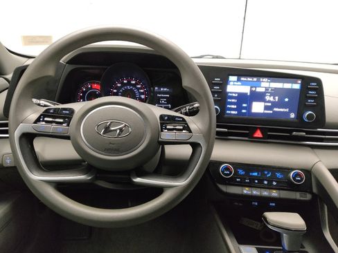 Used 2021 Hyundai Elantra SEL image 22